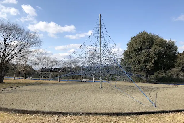 相良村運動公園の砂場とザイルクライム