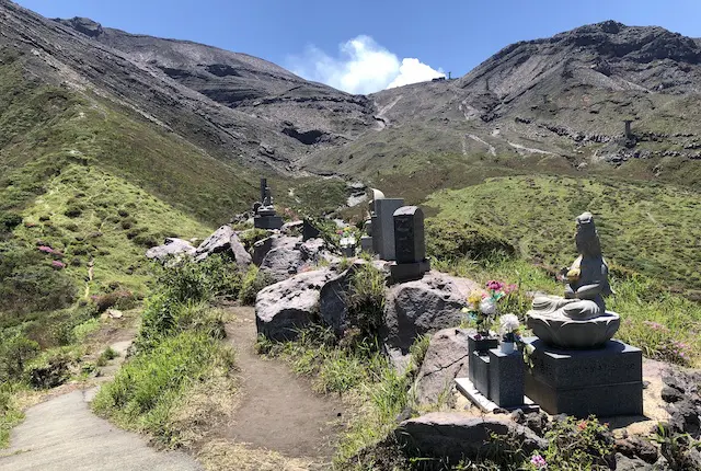 仙酔峡の山頂に並ぶ菩薩像