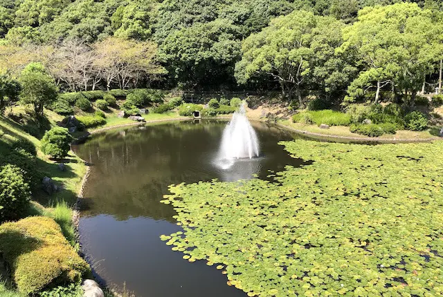 うしぶか公園の池と噴水