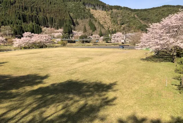 市房ダム湖畔の運動広場