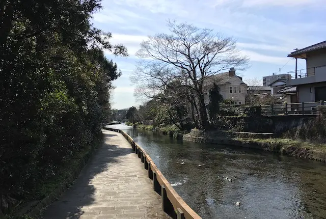 遊歩道と加勢川