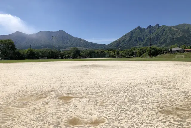 高森町民グラウンドと山並み