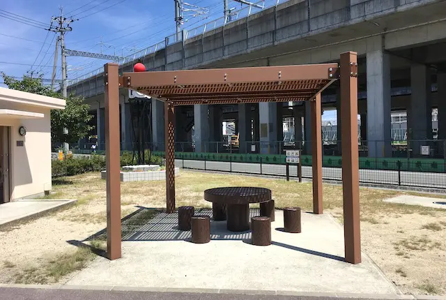 おてもやん公園のトイレとベンチ