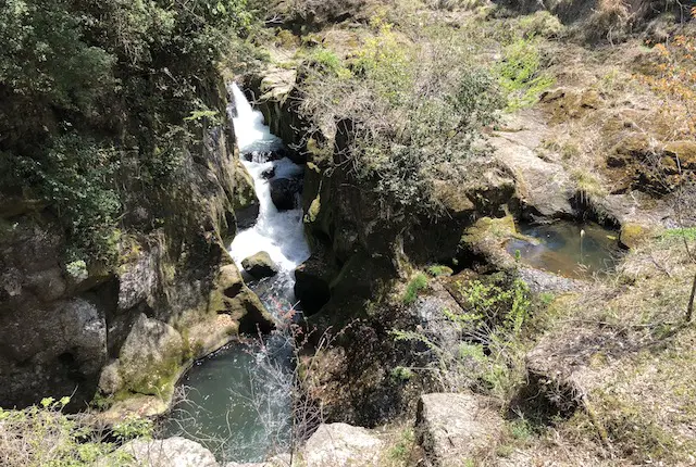 鍋釜の滝と川