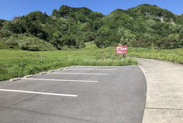 高森殿の杉駐車場