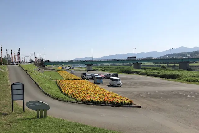 高瀬裏川の河川敷駐車場