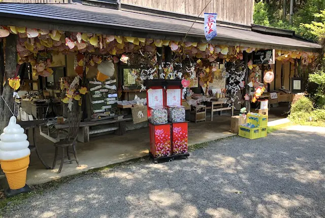 滝のお土産屋さん