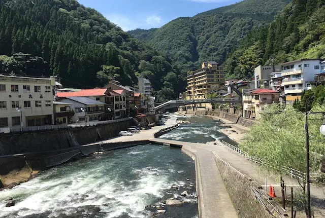 杖立川と温泉街