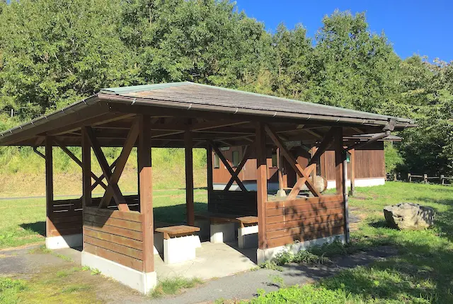 山吹水源のトイレと休憩所